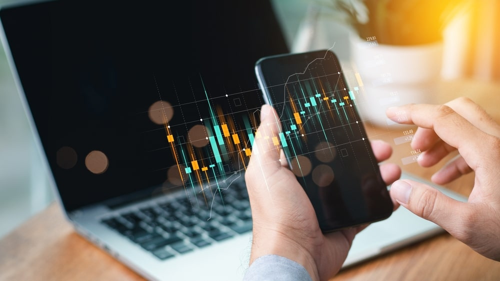 นักธุรกิจทำการวิเคราะห์และวางแผนลงทุนหุ้นไต้หวันอย่างมั่นใจ