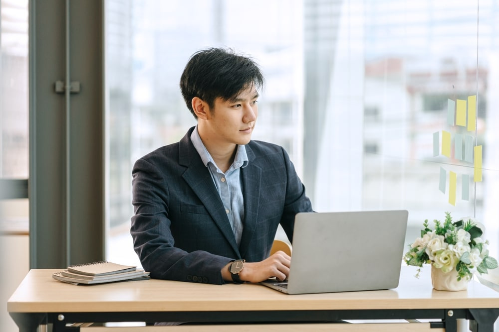 นักลงทุนศึกษาความเคลื่อนไหวของหุ้นน้ำมัน