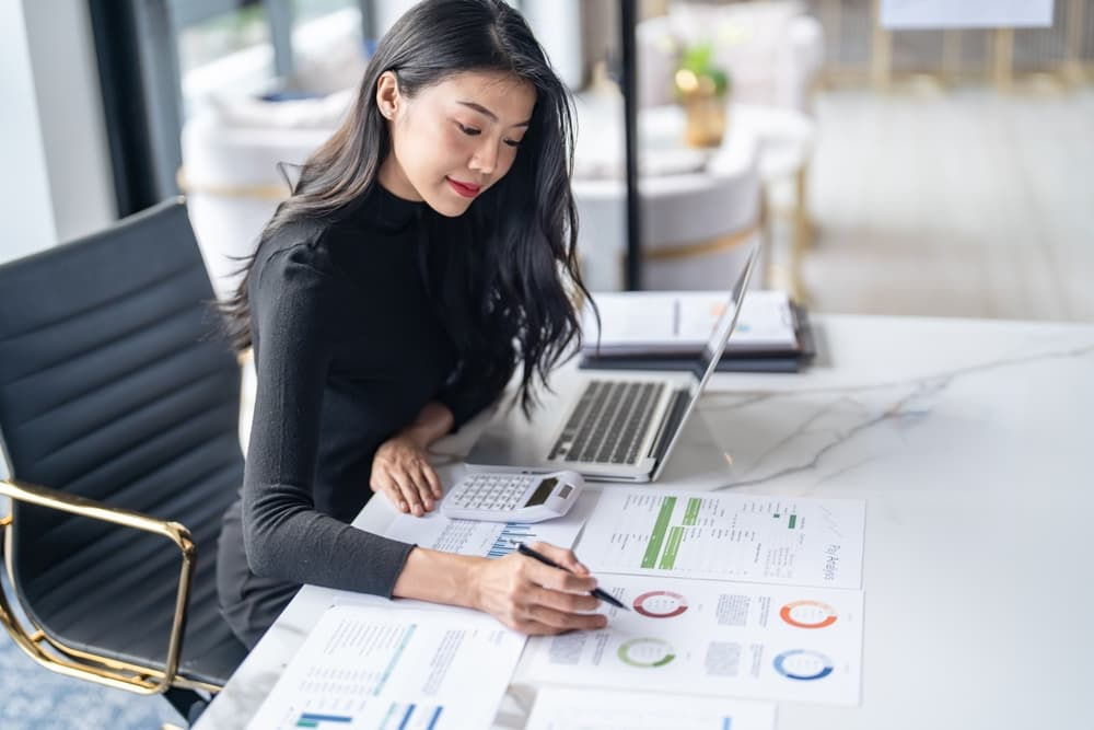 นักลงทุนกำลังพิจารณาข้อมูลของกองทุนวายุภักษ์